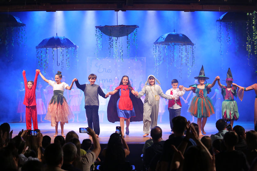 Entenda como o teatro auxilia no desenvolvimento do protagonismo, oratória e criatividade do estudante.